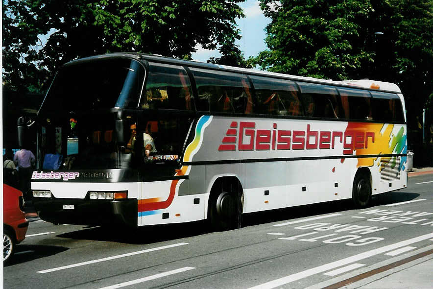 Aus dem Archiv: Geissberger, Zrich - ZH 77'411 - Neoplan am 26. Juli 1999 beim Bahnhof Luzern