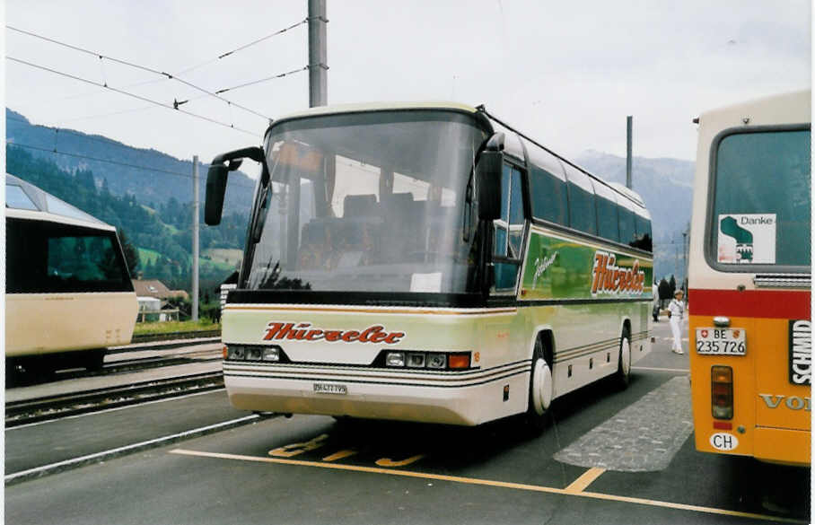 Aus dem Archiv: Hrzeler, Dietikon - Nr. 18/ZH 477'795 - Neoplan am 29. August 1999 beim Bahnhof Gstaad