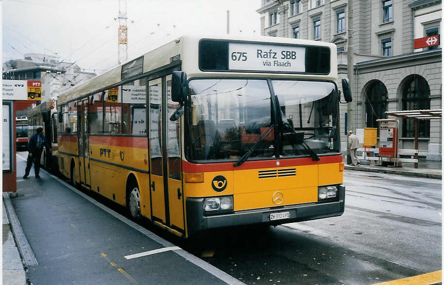 Aus dem Archiv: Moser, Flaach - Nr. 7/ZH 332'491 - Mercedes O 405 (ex P 25'292) am 18. April 1998 beim Bahnhof Winterthur