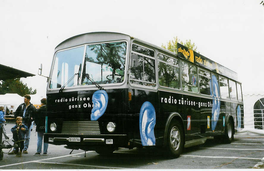 Aus dem Archiv: Radio Zrisee, Rapperswil SG 131'744 FBW/Tscher (ex VZO Grningen Nr. 32) am 3. Oktober 1998 Rti, Jubilum 50 Jahre VZO