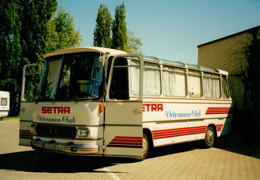 Aus dem Archiv: Setra S 7 (Vorgnger des S 80 und der 100er Baureihe),  Setra Veteranen-Club , Treffen in Ulm, Juni 2000 