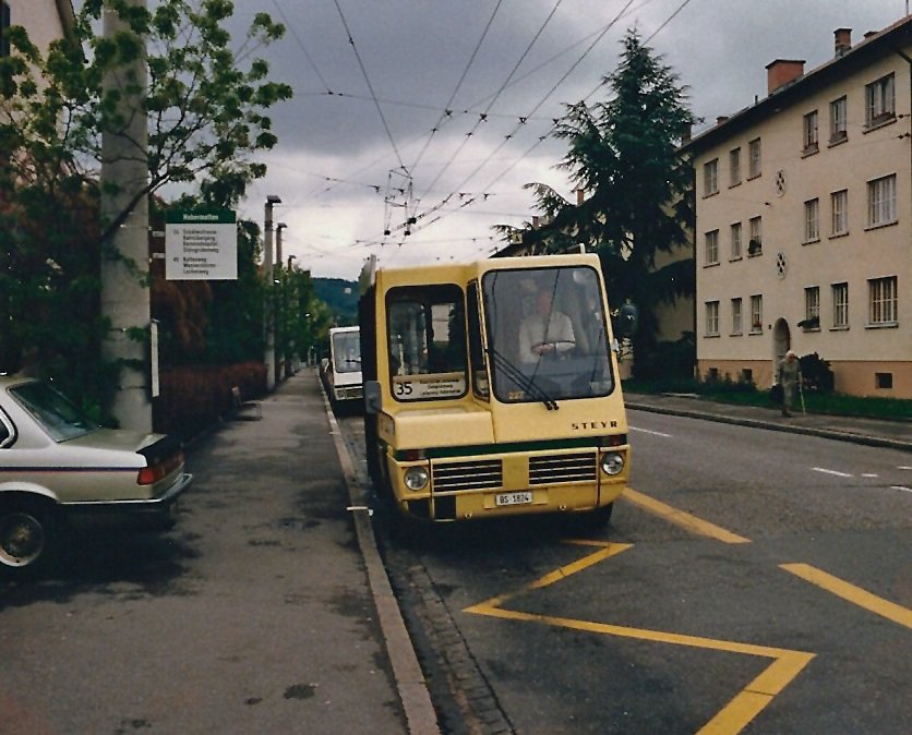 Aus dem Archiv: Steyer Bus der Taxizentrale auf der Linie 35 an der Endhaltestelle Habermatten. Die Aufnahme stammt vom Juli 1985.