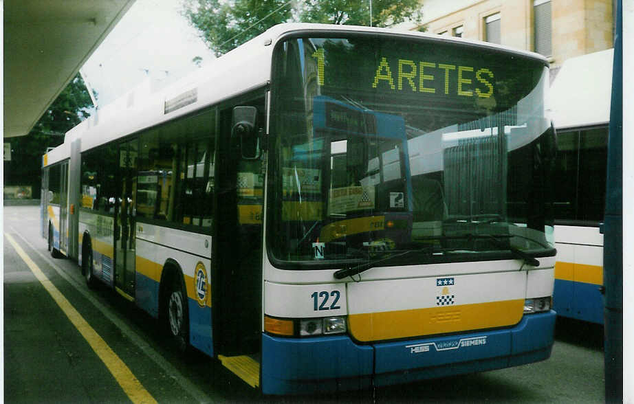 Aus dem Archiv: TC La Chaux-de-Fonds Nr. 122 NAW/Hess Gelenktrolleybus am 7. Oktober 1997 La Chaux-de-Fonds, Bahnhof