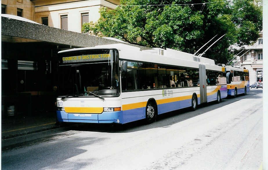Aus dem Archiv: TC La Chaux-de-Fonds Nr. 123 NAW/Hess Gelenktrolleybus am 6. Juli 1999 La Chaux-de-Fonds, Bahnhof
