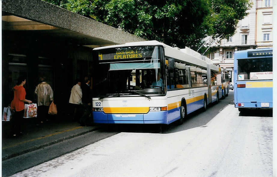 Aus dem Archiv: TC La Chaux-de-Fonds Nr. 122 NAW/Hess Gelenktrolleybus am 6. Juli 1999 La Chaux-de-Fonds, Bahnhof
