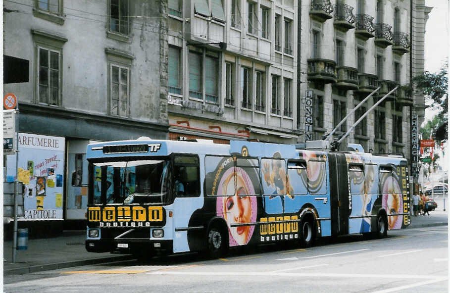 Aus dem Archiv: TF Fribourg Nr. 109/FR 641 Volvo/Hess Gelenkduobus am 15. August 1998 Fribourg, Bahnhof (mit Vollwerbung fr  metro boutique )