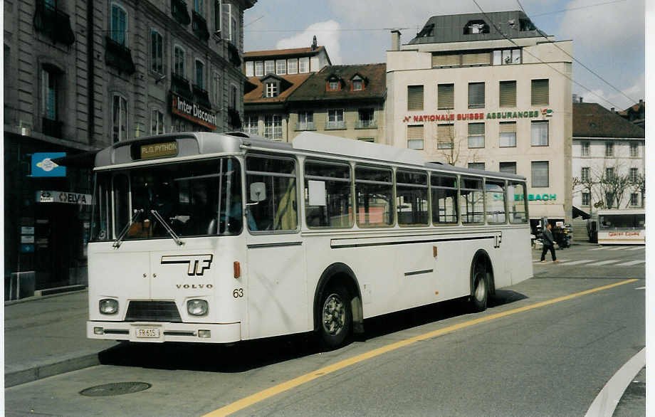 Aus dem Archiv: TF Fribourg Nr. 63/FR 615 Volvo/Hess am 3. April 1999 Fribourg, Place Python