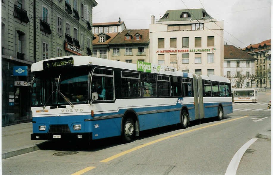 Aus dem Archiv: TF Fribourg Nr. 174/FR 626 Volvo/Hess am 3. April 1999 Fribourg, Place Python