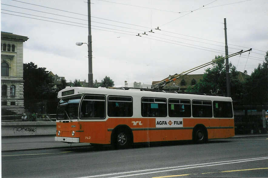 Aus dem Archiv: TL Lausanne - Nr. 742 - FBW/Hess Trolleybus am 22. August 1998 in Lausanne, Riponne