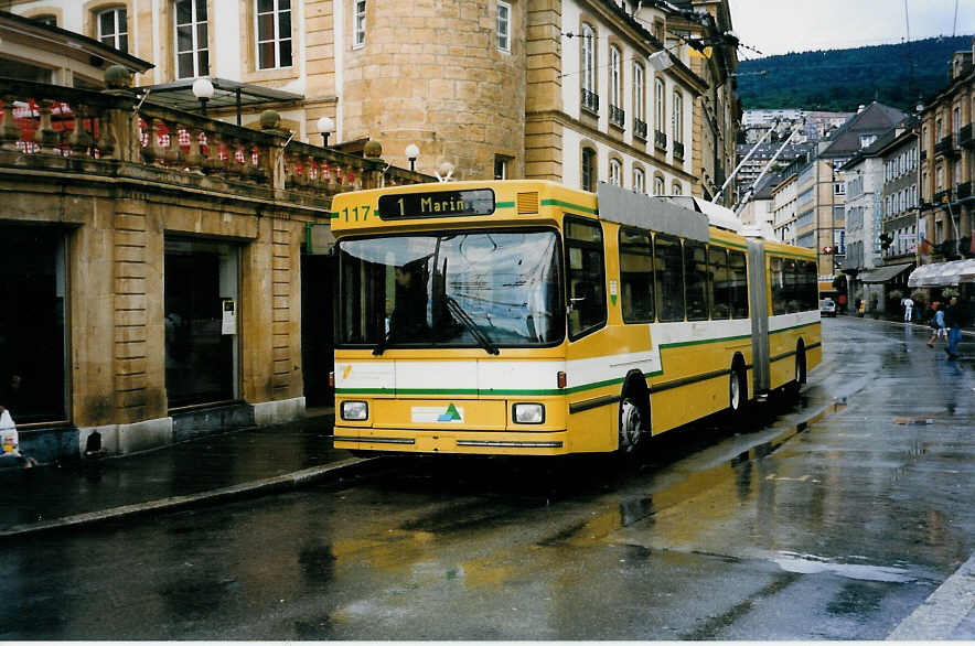 Aus dem Archiv: TN Neuchtel Nr. 117 NAW/Hess Gelenktrolleybus am 6. Juli 1999 Neuchtel, Place Pury