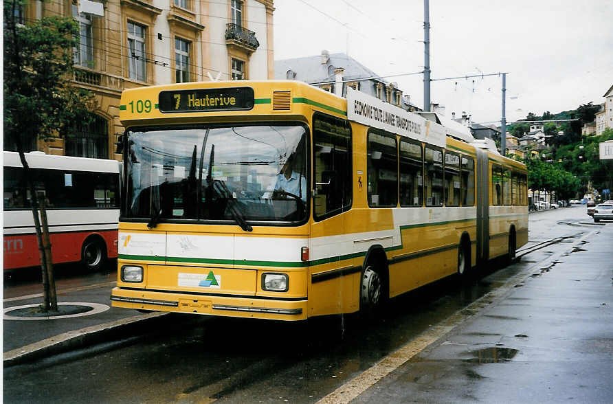 Aus dem Archiv: TN Neuchtel Nr. 109 NAW/Hess Gelenktrolleybus am 6. Juli 1999 Neuchtel, Place Pury