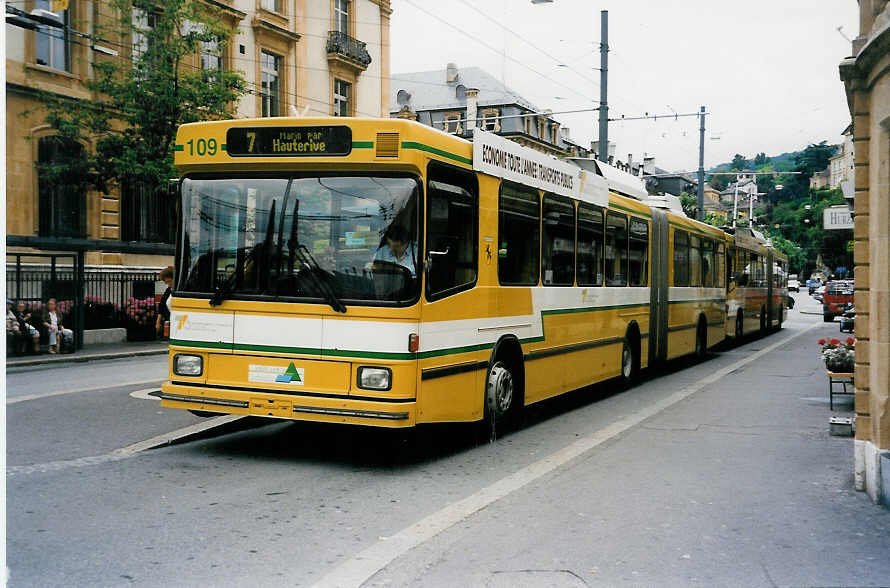 Aus dem Archiv: TN Neuchtel Nr. 109 NAW/Hess Gelenktrolleybus am 10. Juli 1999 Neuchtel, Place Pury