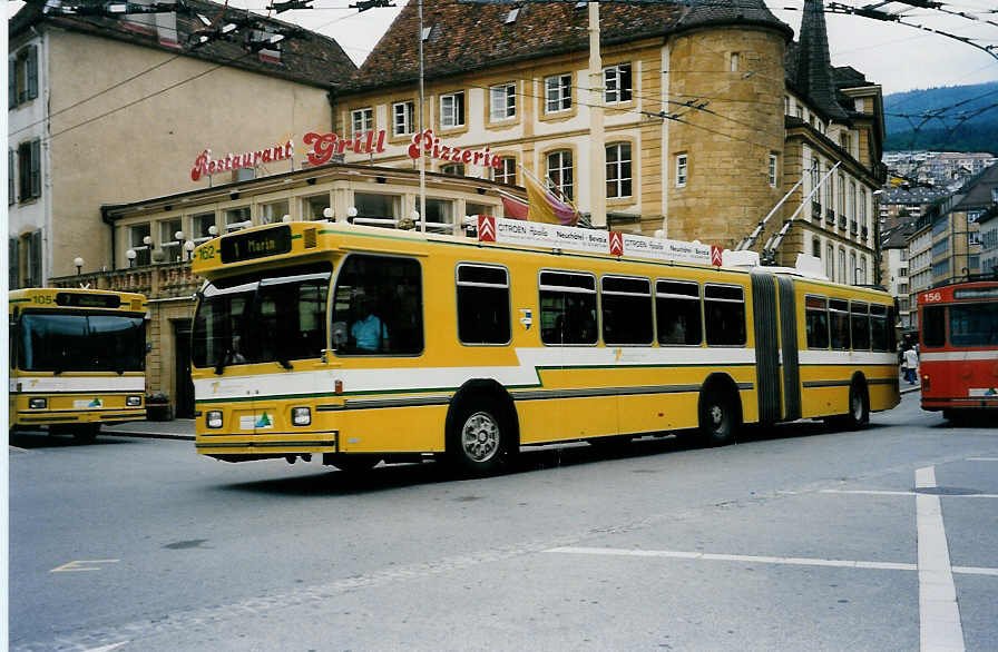 Aus dem Archiv: TN Neuchtel Nr. 162 FBW/Hess Gelenktrolleybus am 10. Juli 1999 Neuchtel, Place Pury (auf diesem Bild sind zuflligerweise alle drei damaligen Trolleybustypen von Neuenburg: ganz links NAW/Hess Nr. 105 und ganz rechts FBW/Hess Nr. 156!)