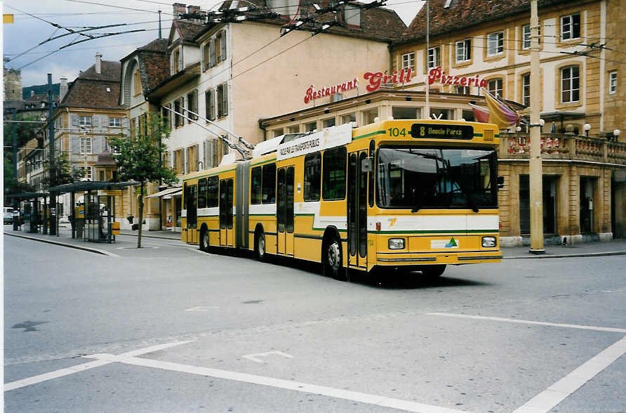 Aus dem Archiv: TN Neuchtel Nr. 104 NAW/Hess Gelenktrolleybus am 10. Juli 1999 Neuchtel, Place Pury