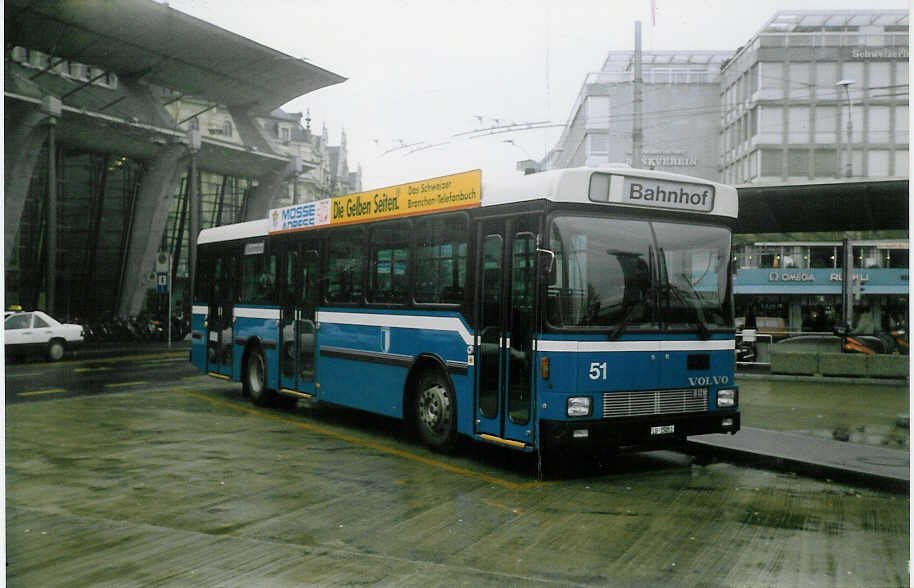 Aus dem Archiv: VBL Luzern Nr. 51/LU 15'051 Volvo/Hess am 30. November 1997 Luzern, Bahnhof