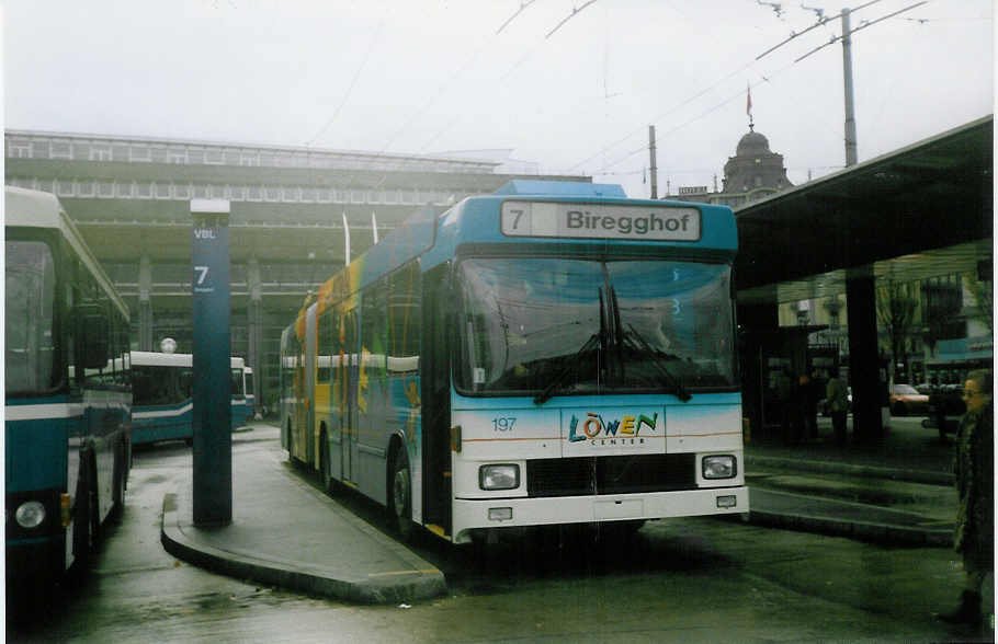Aus dem Archiv: VBL Luzern Nr. 197 NAW/Hess Gelenktrolleybus am 30. November 1997 Luzern, Bahnhof (mit Vollwerbung für das  Löwencenter )