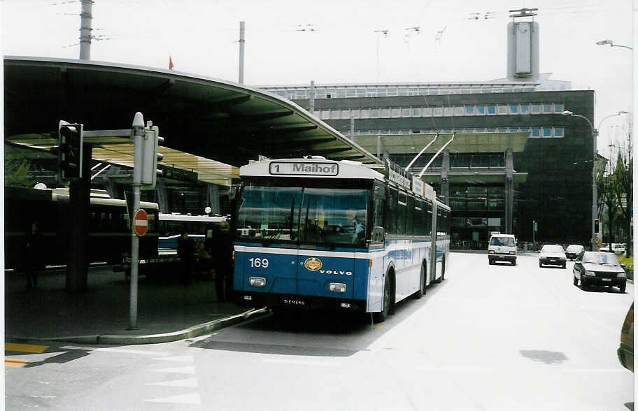 Aus dem Archiv: VBL Luzern Nr. 169 Volvo/Hess Gelenktrolleybus am 16. April 1998 Luzern, Bahnhof