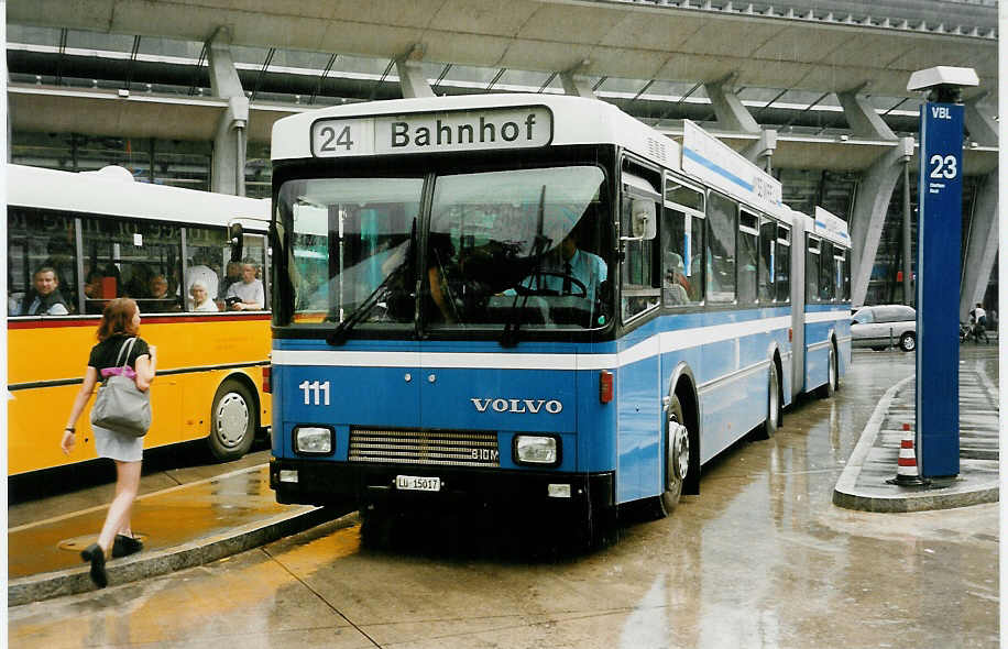 Aus dem Archiv: VBL Luzern Nr. 111/LU 15'017 Volvo/R&J am 27. Juni 1999 Luzern, Bahnhof