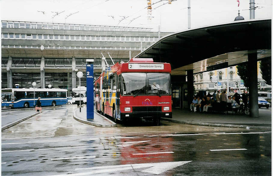 Aus dem Archiv: VBL Luzern Nr. 200 NAW/Hess Gelenktrolleybus am 27. Juni 1999 Luzern, Bahnhof (mit Vollwerbung fr  KK )