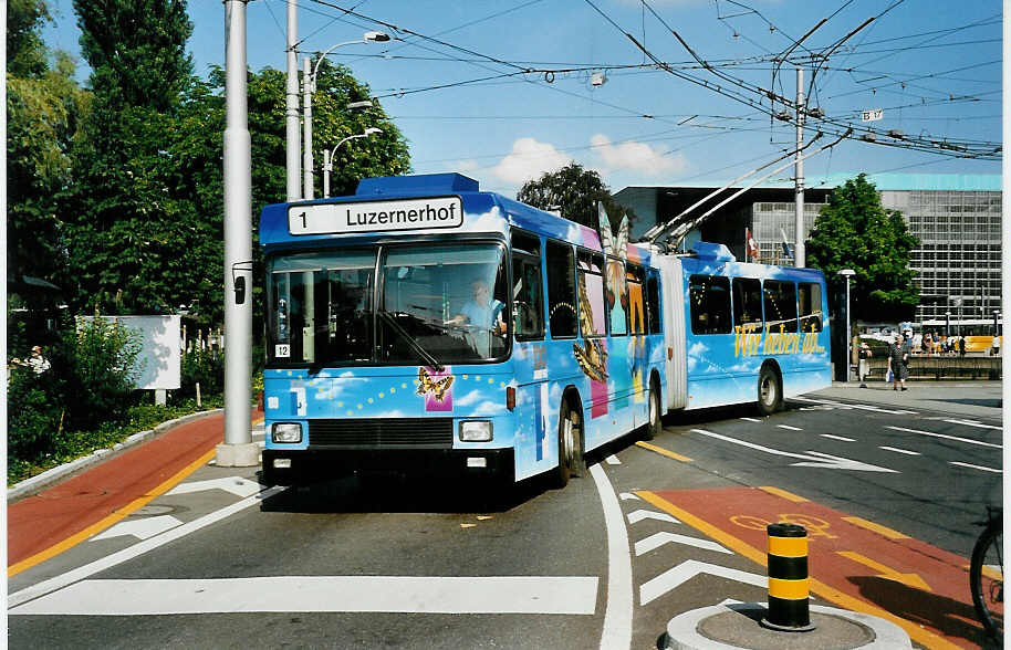 Aus dem Archiv: VBL Luzern Nr. 199 NAW/Hess Gelenktrolleybus am 26. Juli 1999 Luzern, Bahnhof (mit Vollwerbung als  Jubilumsbus VBL )
