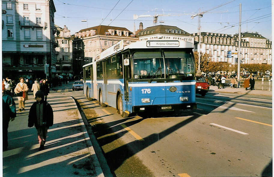 Aus dem Archiv: VBL Luzern Nr. 176 Volvo/Hess Gelenktrolleybus am 30. Dezember 1999 Luzern, Schwanenplatz