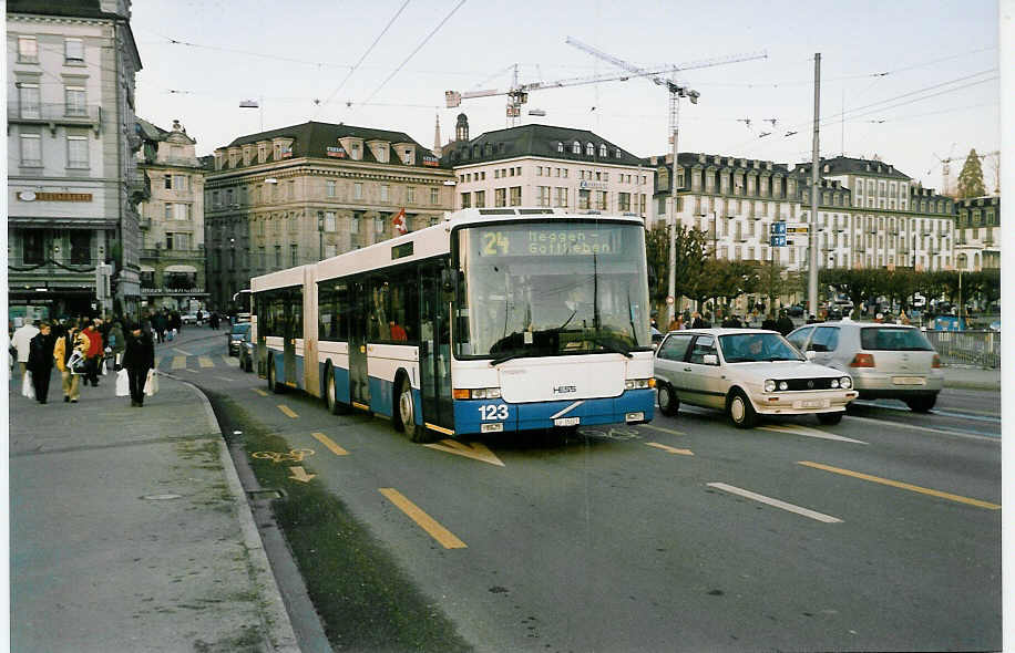 Aus dem Archiv: VBL Luzern Nr. 123/LU 15'023 Volvo/Hess am 30. Dezember 1999 Luzern, Schwanenplatz