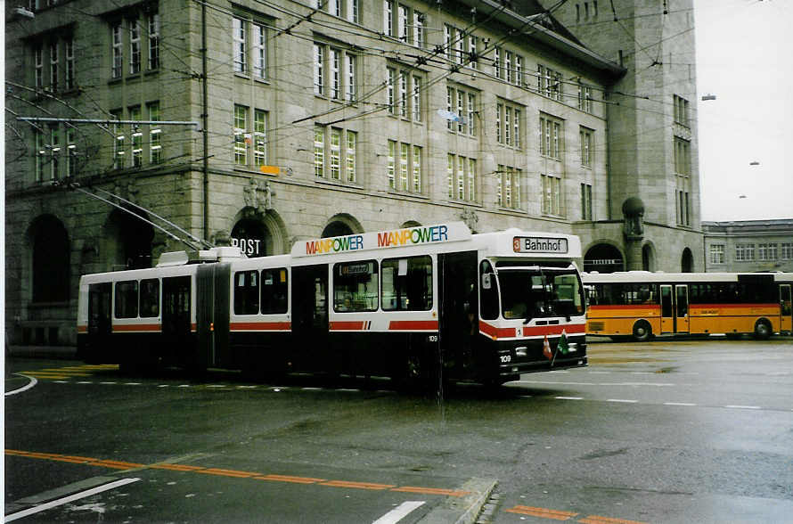 Aus dem Archiv: VBSG St. Gallen Nr. 109 Saurer/Hess Gelenktrolleybus am 8. Oktober 1998 St. Gallen, Bahnhof