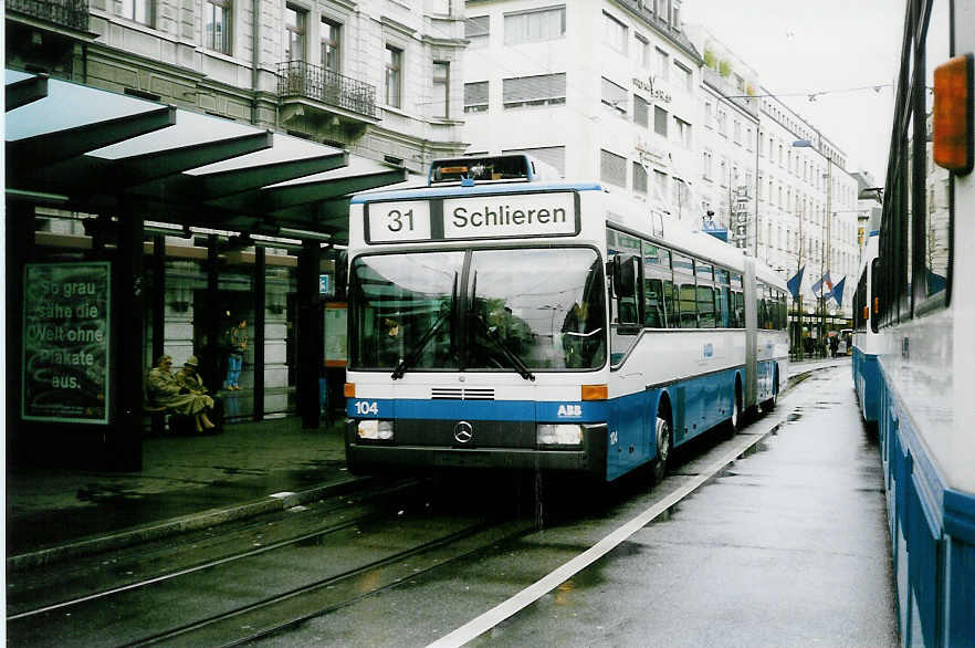 Aus dem Archiv: VBZ Zrich - Nr. 104 - Mercedes O 405GTZ Gelenktrolleybus am 18. April 1998 in Zrich, Lwenplatz