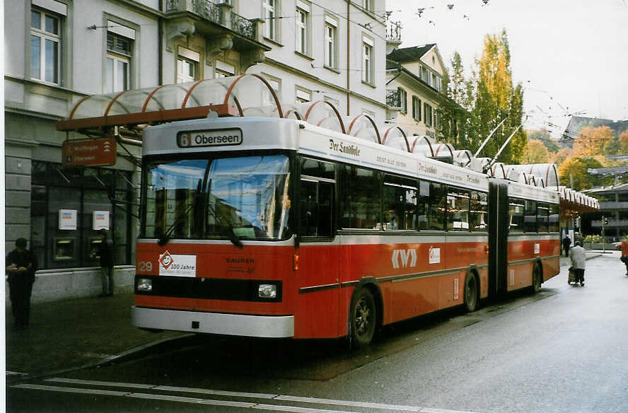 Aus dem Archiv: WV Winterthur - Nr. 129 - Saurer/FHS Gelenktrolleybus am 24. Oktober 1998 beim Bahnhof Winterthur