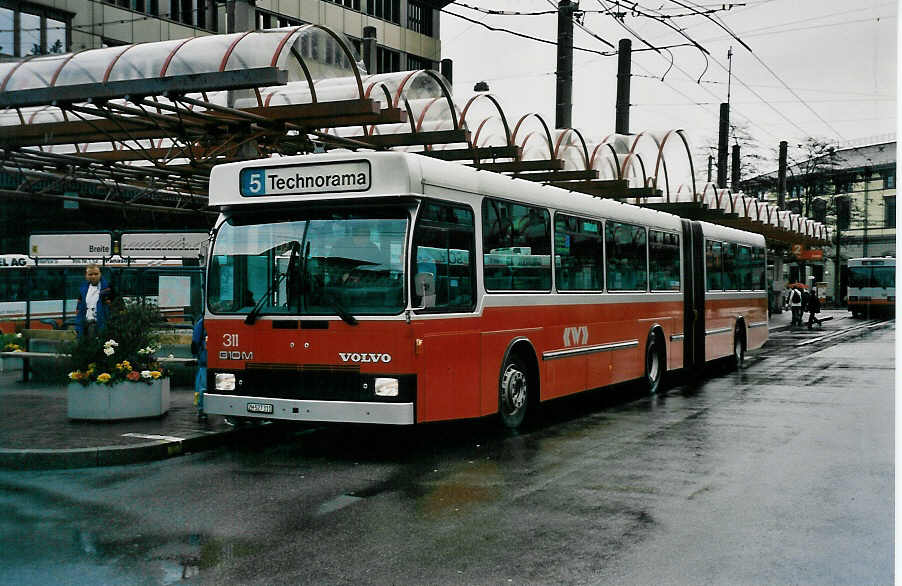 Aus dem Archiv: WV Winterthur - Nr. 311/ZH 527'311 - Volvo/Hess am 18. April 1999 beim Bahnhof Winterthur