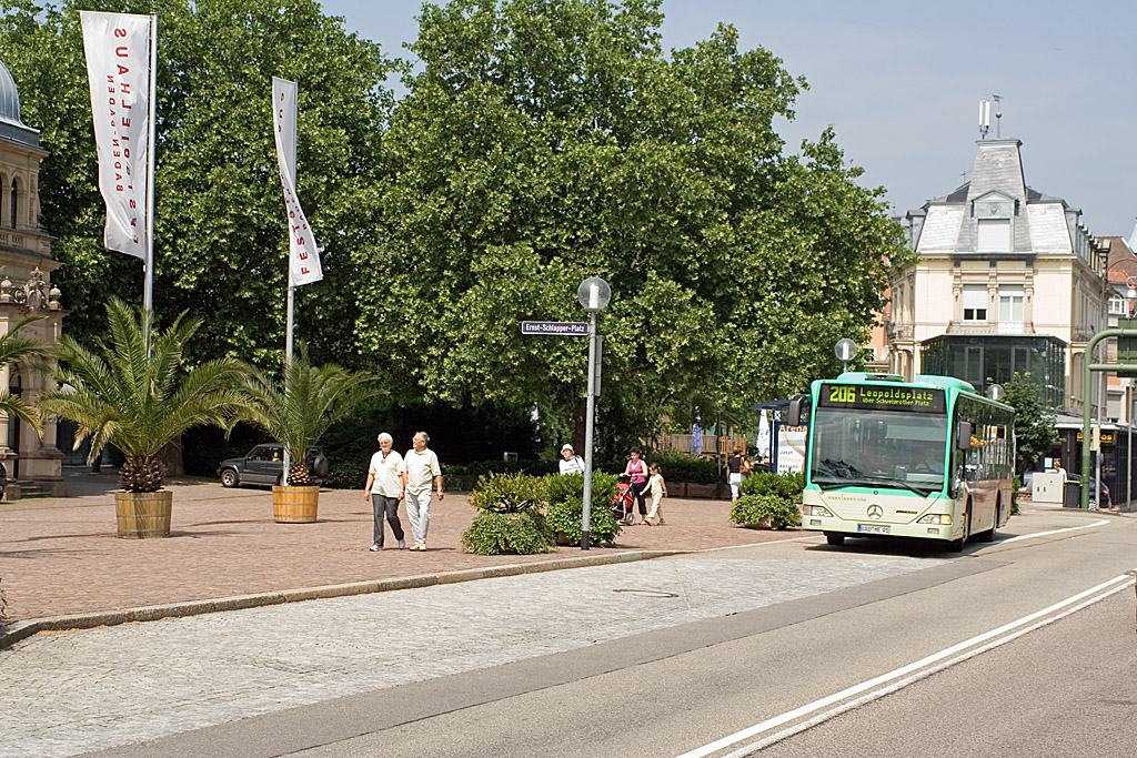 Aus dem Baden-Badener Ortsteil Balg kam der BAD-ME 87 der Baden-Baden-Linie, als der Bus am 6. Juni 2007 die Haltestelle am Festspielhaus / Alter Bahnhof auf der Linie 206 in Richtung Leopoldsplatz unterwegs war.