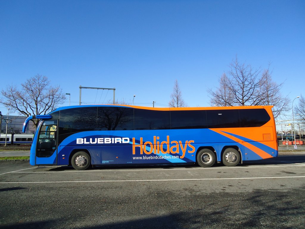 Aus England: Bluebird, Weymouth - BC11 BBC - Plaxton am 25. Dezember 2011 in Thun, Seestrasse