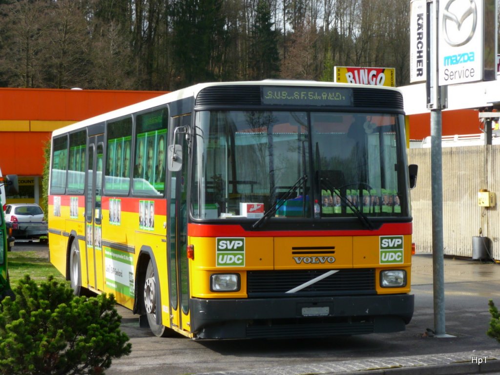 Ausrangierter Volvo B10M mit angebrachter Parteiwerbung abgestellt an der Hauptstrasse zwischen Lyss und Suberg Gesehen am 03.04.2010