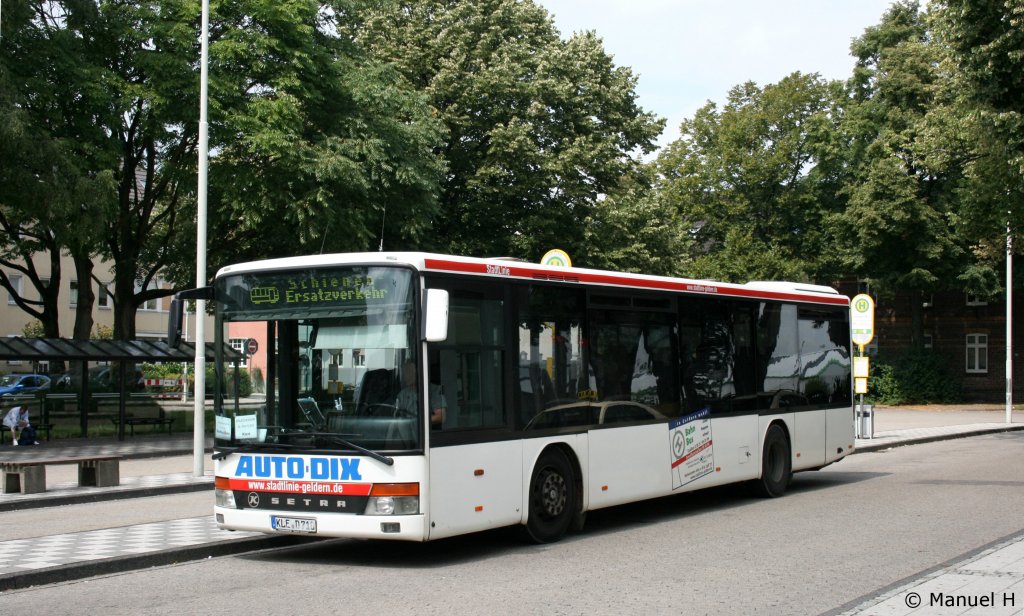 Auto Dix (KLE D 710) am Bahnhof Kempen.
Der Bus wird gleich als SEV nach Geldern fahren.
1.8.2010.