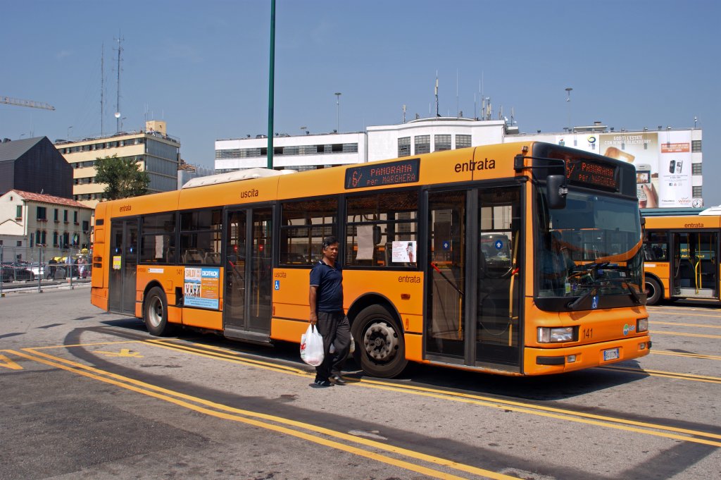 Autobus mit der Betriebsnummer 141 auf dem Busbahnhof in Venedig. Die Aufnahme stammt vom 10.07.2011.