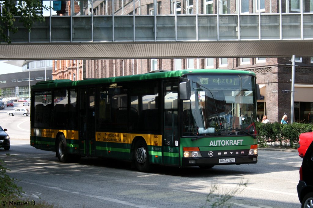 Autokraft 531 (KI AJ 531).
Der Bus wirbt fr den ADAC.
Kiel HBF, 1.7.2010.