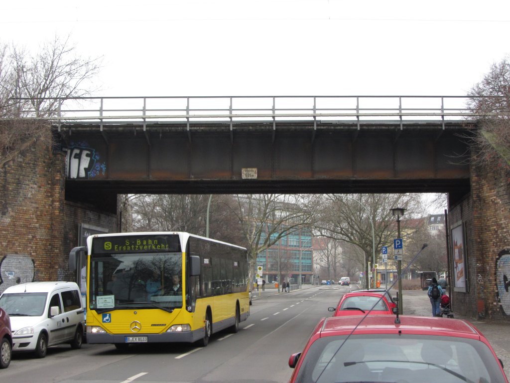 B-EX 8033 als S-Bahn-Ersatzverkehr zwischen Lichtenberg und Nldnerplatz, hier in der Nldnerstrae am 18.2.2012