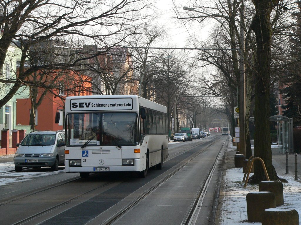 B-SF 3363 von  Der Tempelhofer  am 29.1.2012 in der Ehrlichstrae in Berlin. Ersatzverkehr fr die S-Bahnlinie S3.