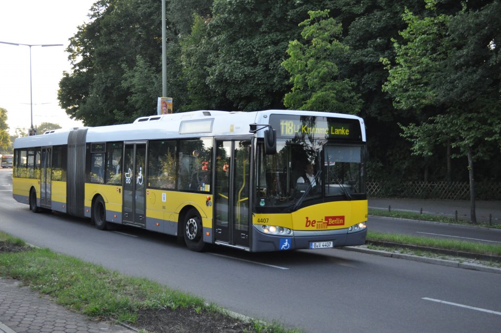 B-V 4407 ist als Verstrker auf Linie 118 zum U-Bahnhof Krumme Lanke unterwegs. Aufgenommen am 15.08.2013 Bahnhof Wannsee.