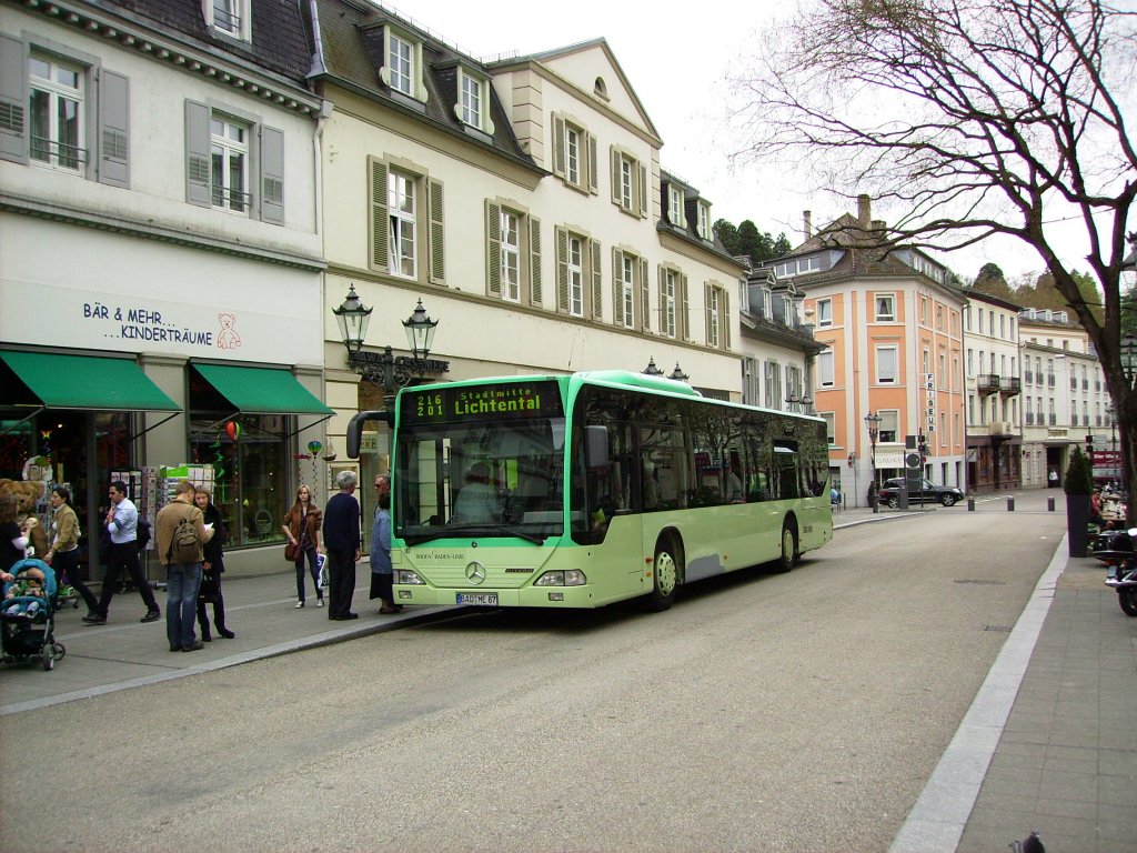 BAD-ME 87 ist am 10.04.2012 auf der Linie 216 in Richtung Lichtental unterwegs, er hat seine Fahrt in Haueneberstein begonnen und setzt sie nach dem Fahrgastwechsel am Leopoldsplatz fort.