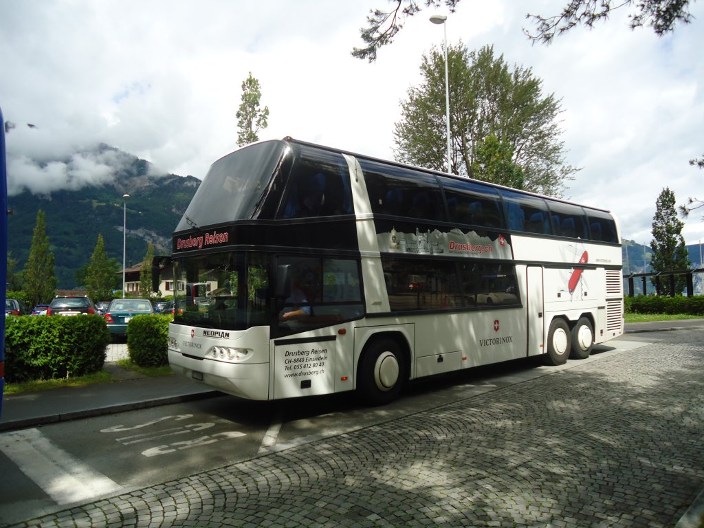 Bahnersatz zwischen Flelen und Gschenen: Schelbert, Einsiedeln - SZ 25'900 - Neoplan am 11. Juni 2012 beim Bahnhof Flelen