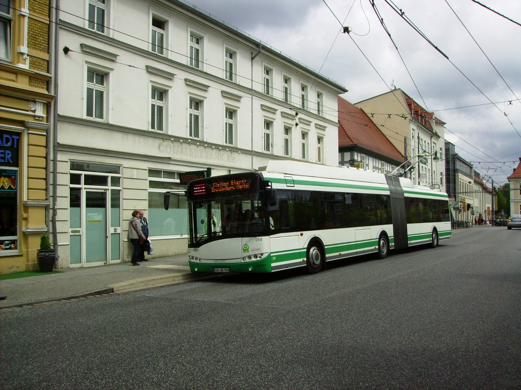 BAR-BG 954 war am 29.05.2013 als Linie 861 unterwegs zum kleinen Stern, als er den Marktplatz von Eberswalde passiert. 