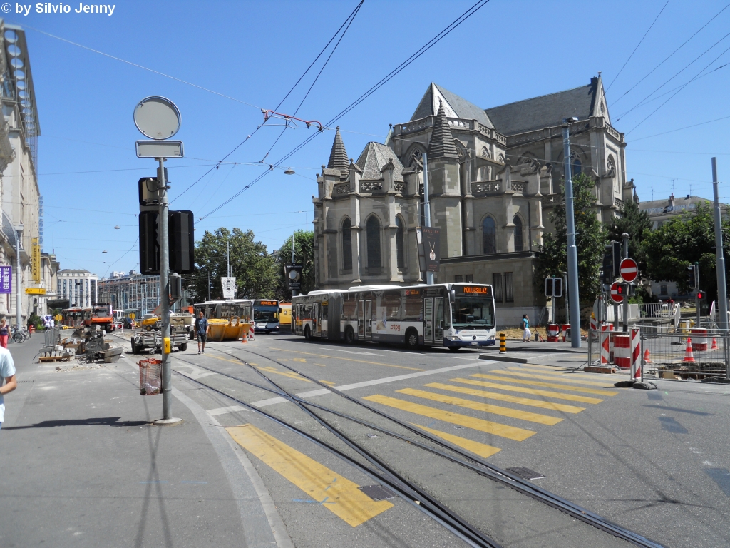 Baustellen bedingt mssen die Tramersatzbusse beim Bhf. Genf einen wahren Hindernislauf durchfahren, dafr tront dahinter die l'glise Notre-Dame, Wagen 151, 18.7.2010