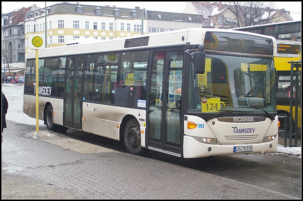 Bei der BVG sind einige Leihbusse auf diversen Linien im Einsatz, so am 04.01.2011 auf der Linie 124 dieser Scania OMNILink der Dr. Herrmann Gruppe Berlin (LM TD 128)