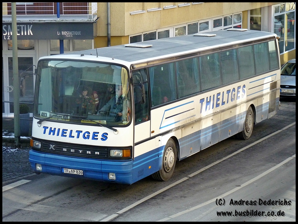 Bei der Firma Thieltges fhrt dieser Setra S215UL  im Linienverkehr.
Dieses Bild wurde in der Daunerstrae in Bitburg Aufgenommen.