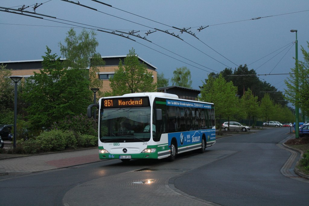 Bei Gewitterstimmung war auf der Linie 861 am 26.04.2011 Obusersatzverkehr. BBG 255 fhrt in Eberswalde und biegt gleich zum Potsdamer Platz ab.