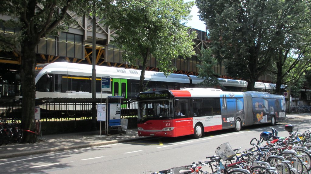Bei der Haltestelle Rudolfstrasse / HB kommen sich Bus und Bahn sehr nahe. Stadtbus Nr. 337 (Solaris Urbino 18) am 17.7.2012 auf der Linie 7, daneben ein Gelenk-Trieb-Wagen auf Gleis 9.