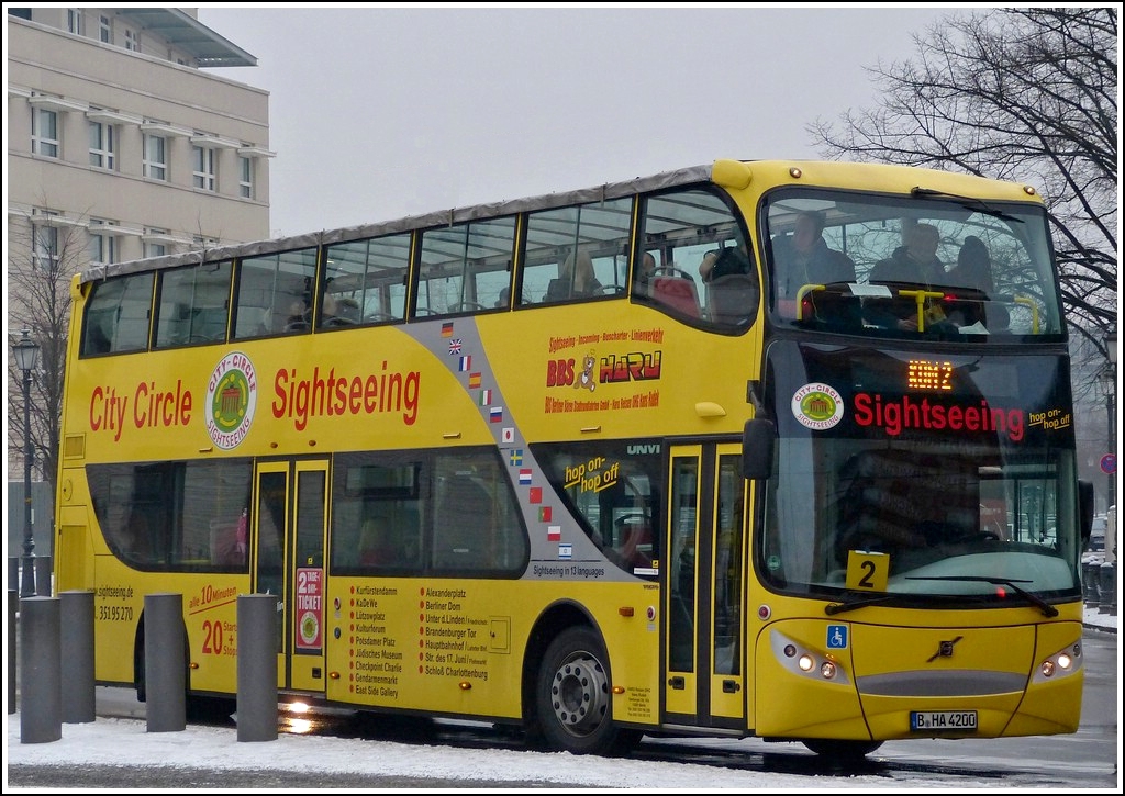 Bei leichtem Schneefall fuhr mir dieser Volvo Unvi Doppelstockbus whrend seiner Stadtrundfahrt durch die Strassen von Berlin vor die Linse.  23.12.2012