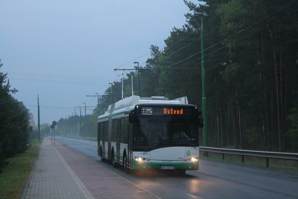 Bei Nebel und Gewitter fhrt der BBG Solaris 053 Richtung Finow am 26.04.2011.