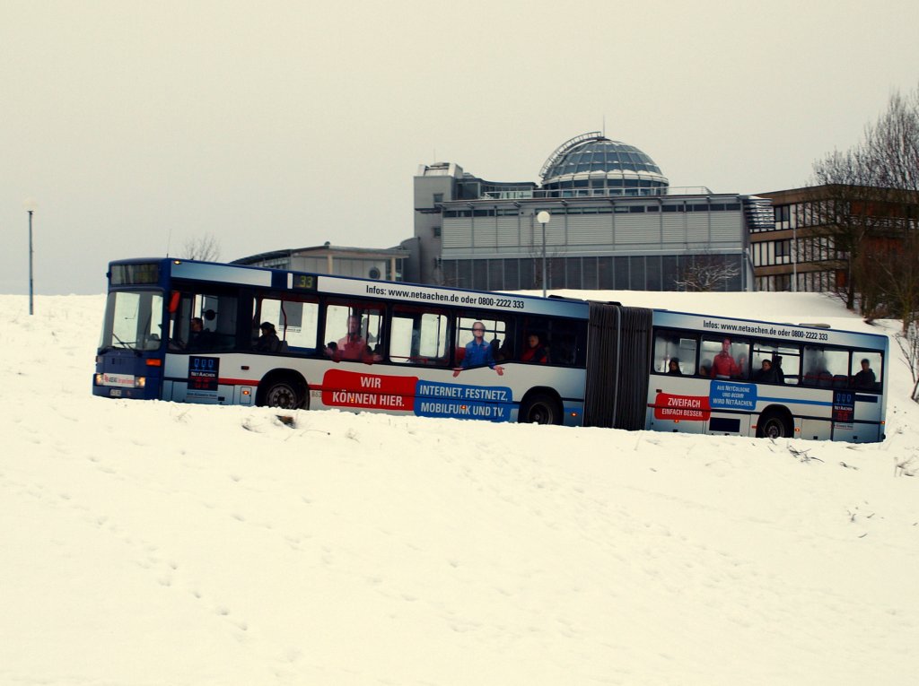 Bei Schnee und einer mehrere cm. dicken Eisschicht kmpft sich am 02.02.2010 Linie 33 der ASEAG auf der Forckenbeckstrasse die Steigung hoch.